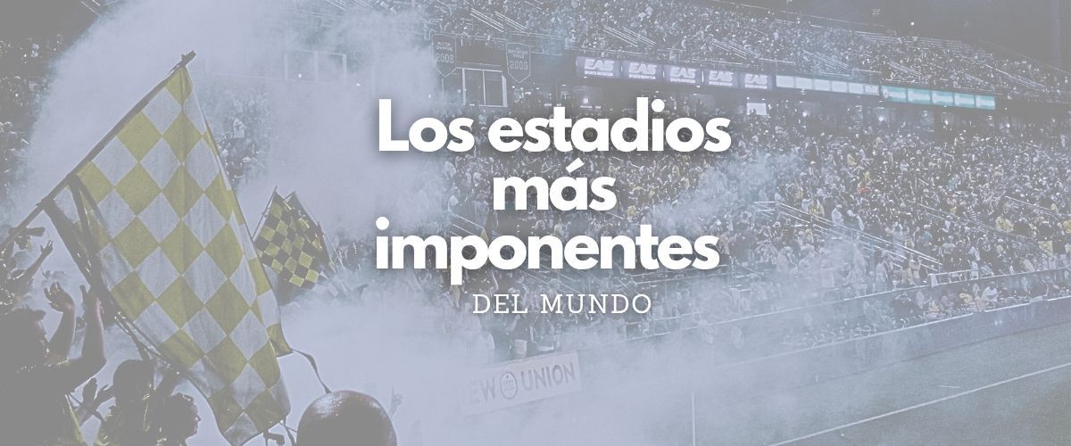 Estadio lleno de gente con texto