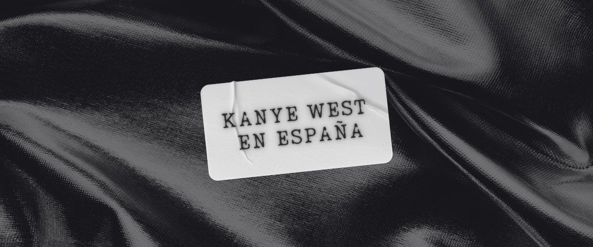 Texto “Kanye West en España” sobre tela negra brillante