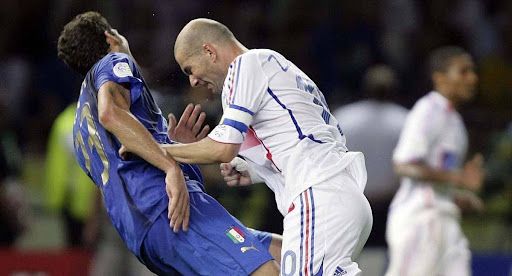 Zidane da un cabezazo  jugador italiano