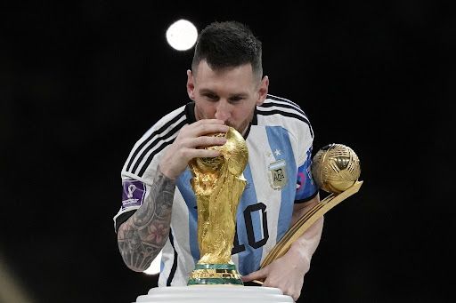 Lionel Messi besa la Copa del Mundo
