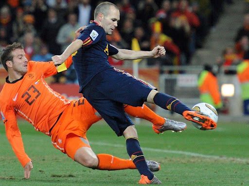 Andrés Iniesta juega el balón 