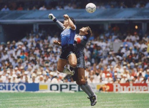 Maradona juega el balón